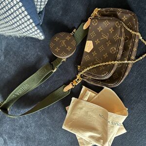 LOUIS VUITTON pochette accessories